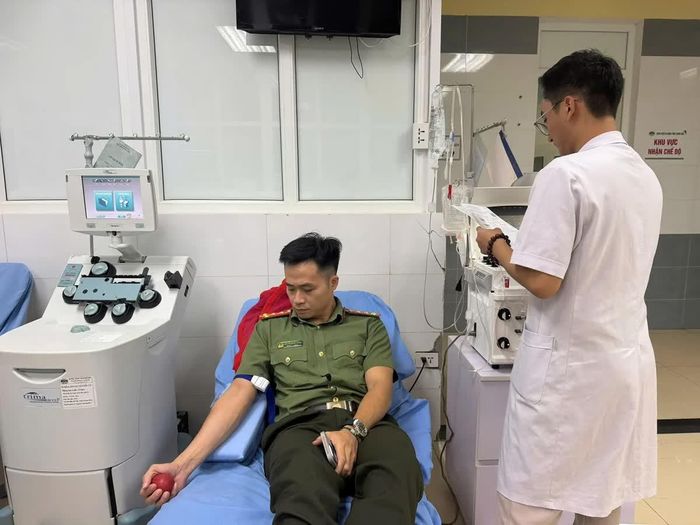 Cán bộ, chiến sĩ Công an tỉnh kịp thời hiến máu cứu người.