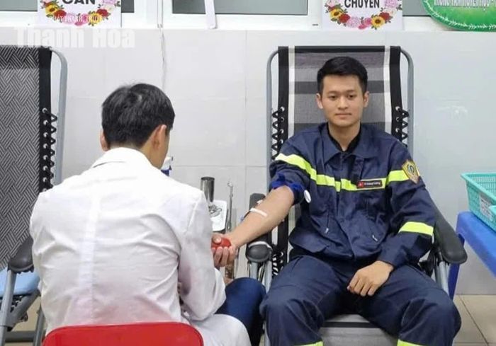 Cán bộ, chiến sĩ Công an tỉnh kịp thời hiến máu cứu người.