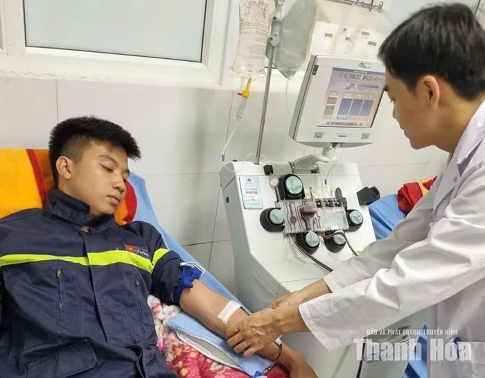 Cán bộ, chiến sĩ Công an tỉnh kịp thời hiến máu cứu người.