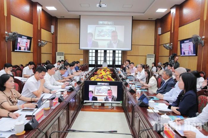 Đối tác của nhà đầu tư thông tin các nội dung liên quan đến dự án bằng hình thức trực tuyến.