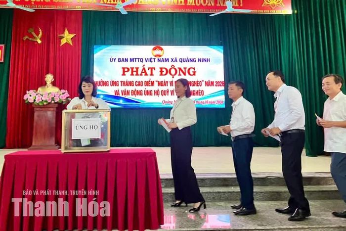 Lãnh đạo xã Quảng Ninh tham gia ủng hộ Quỹ “Vì người nghèo”.