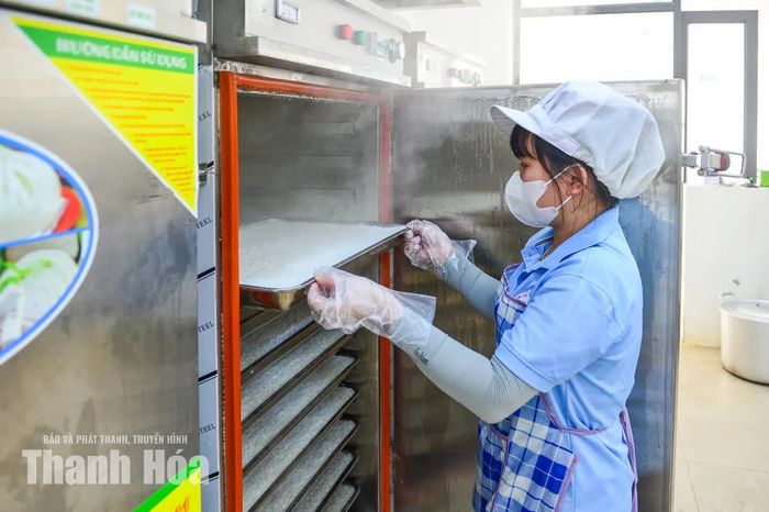Các món ăn được tính toán định lượng, bố trí trong từng khay cơm phù hợp với nhu cầu dinh dưỡng của học sinh. Đặc biệt, nhà trường chú trọng bảo đảm các em được ăn no, có thể lấy thêm cơm nếu chưa đủ.