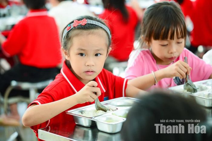 Còn Pa Thị Thu Trà, ở bản Bôn, học sinh lớp 1B, cũng vui vẻ chia sẻ: “Cơm ở đây ngon như ở nhà mẹ con nấu ạ”.