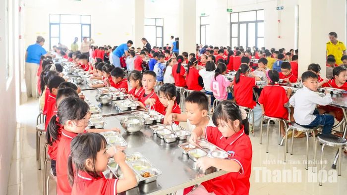 Sau giờ học, 710 học sinh của trường, gồm 373 học sinh tiểu học và 337 học sinh THCS, lần lượt chia thành hai ca xuống nhà ăn. Bữa trưa trong ngày chúng tôi có mặt gồm thịt lợn kho, thịt bò xào hành tây, bầu luộc, cơm trắng và canh xương ninh củ quả.