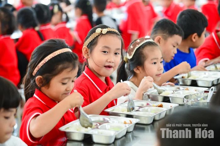 Hà Phương Nhu, ở bản Mè Giàng, xã Yên Khương, học sinh lớp 2G, cười tươi trả lời: "Ngon lắm ạ” khi được hỏi về bữa cơm bán trú.