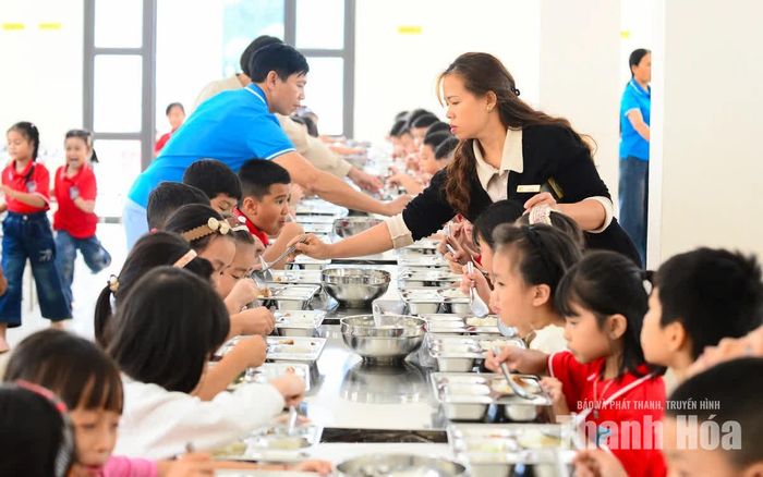“Trường có nhiều học sinh nhà cách xa tới hơn 10km nên việc tổ chức ăn bán trú, nội trú giúp các em có những bữa cơm bảo đảm sức khỏe để học tập. Đây cũng là điều kiện quan trọng để học sinh vùng cao biên giới được tiếp tục đến trường”, cô giáo Hà Thị Thanh chia sẻ.