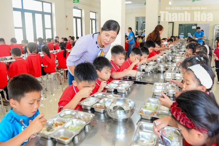 Cô giáo Lê Thị Nga, Phó Hiệu trưởng Trường Tiểu học và THCS Yên Khương cho biết, trường có 710 học sinh, trong đó 486 em ở nội trú và 224 em bán trú. Học sinh chủ yếu là người dân tộc Thái, ngoài ra có khoảng 10 em dân tộc Mường, Kinh. Mức hỗ trợ bữa ăn nội trú hiện là 1,17 triệu đồng/học sinh/tháng, được chia cho 3 bữa ăn mỗi ngày. Đối với học sinh bán trú, mức hỗ trợ là 450.000 đồng/học sinh/tháng, dành cho bữa trưa.