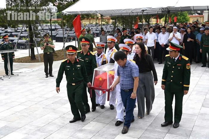 Đại diện các cơ quan, đơn vị, cấp ủy, chính quyền địa phương và thân nhân gia đình trang trọng đón nhận hài cốt liệt sĩ Nguyễn Văn Nghị tại Nghĩa trang Liệt sĩ Hoằng Hóa.