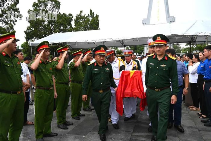 Đại diện Bộ CHQS tỉnh cùng đội tiêu binh và thân nhân gia đình trang trọng đưa hài cốt liệt sĩ Nguyễn Văn Nghị về nơi an táng tại Nghĩa trang Liệt sĩ Hoằng Hóa.