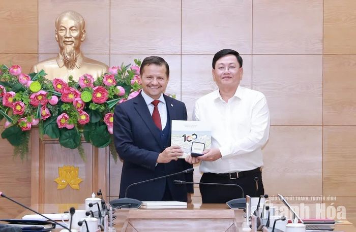 Ông Stefan Vuza trao tài liệu giới thiệu về Tập đoàn cho tỉnh Thanh Hóa.