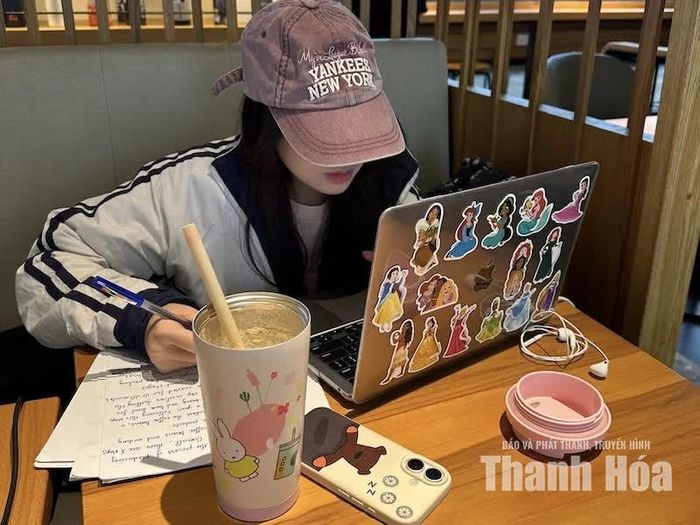 Quán cà phê gần như đã trở thành một phần mặc định trong nhịp học tập, làm việc của nhiều người trẻ.