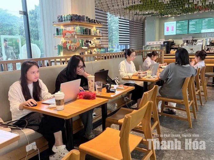 Mỗi buổi chiều, nhiều quán cà phê trên địa bàn phường Hạc Thành lại thu hút đông đảo bạn trẻ đến học tập, làm việc.