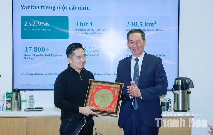 Phó Bí thư Tỉnh ủy Trịnh Tuấn Sinh tặng quà cho đại diện thành phố Vantaa, Phần Lan.