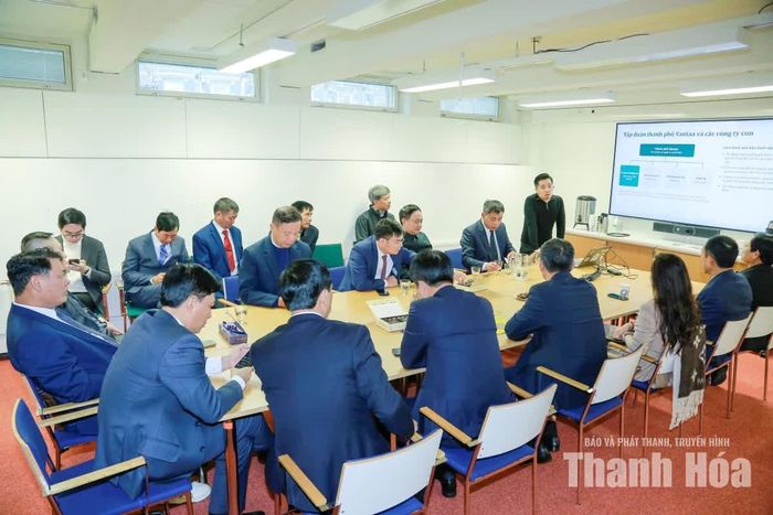 Đại diện thành phố Vantaa, Phần Lan giới thiệu tổng quan về công tác tổ chức, vận hành chính quyền.