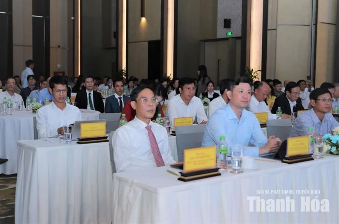 Phó Chủ tịch UBND tỉnh Đầu Thanh Tùng cùng các đại biểu dự hội nghị.