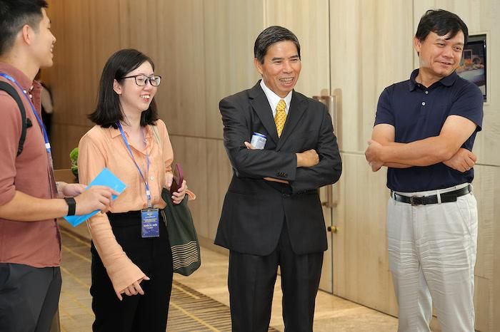 Ông Nguyễn Đức Tài giao lưu với cổ đông/khách mời. (Ảnh: Điện Máy Xanh).