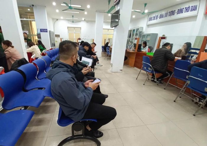 Người lao động chờ làm thủ tục hưởng chế độ về bảo hiểm xã hội. Ảnh: Thu Hằng.