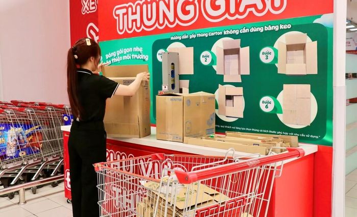 Người tiêu dùng trả phí từ 500 đồng/túi hoặc lựa chọn mang túi cá nhân, sử dụng thùng carton miễn phí. Ảnh: Central Retail Việt Nam