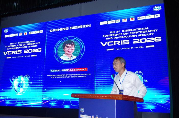 PGS.TS. Lê Minh Hà, Giám đốc điều hành Viện Nghiên cứu cao cấp về Toán, đại diện đơn vị phối hợp tổ chức đã phát biểu chào mừng Hội thảo. Ảnh: BTC