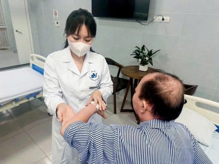BS. Quách Thị Hà Giang thăm khám cho bệnh nhân vảy nến. Ảnh: Bệnh viện Da liễu Trung ương