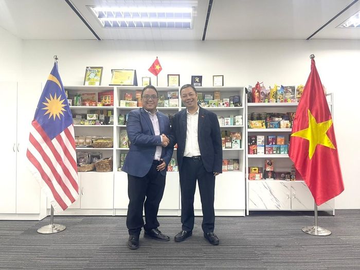 Ông Ariff Khalid, Aska Jitu Enterprise và ông Phùng Văn Thành, Thương vụ Việt Nam tại Malaysia. Ảnh: Thương vụ Việt Nam tại Malaysia.