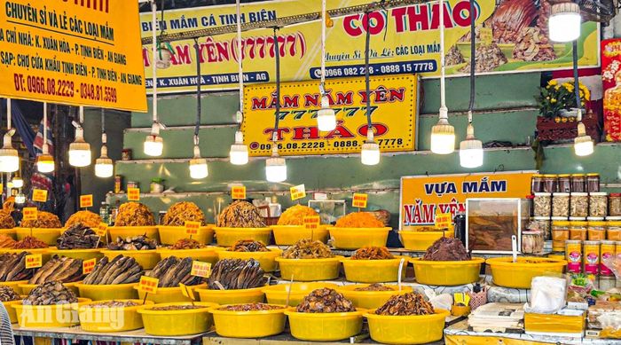Các quầy hàng tại đây bày bán đủ loại mắm cá linh, mắm còng, khô cá sặc cùng nhiều nông sản địa phương với mức giá đa dạng.