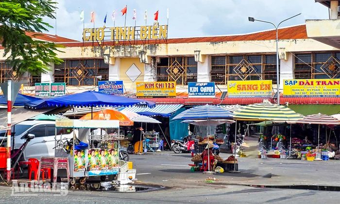 Chợ Tịnh Biên là trung tâm giao thương nhộn nhịp tại khu vực biên giới An Giang, nơi tập trung đa dạng các mặt hàng đặc sản miền Tây và hàng hóa trao đổi giữa Việt Nam với Campuchia.