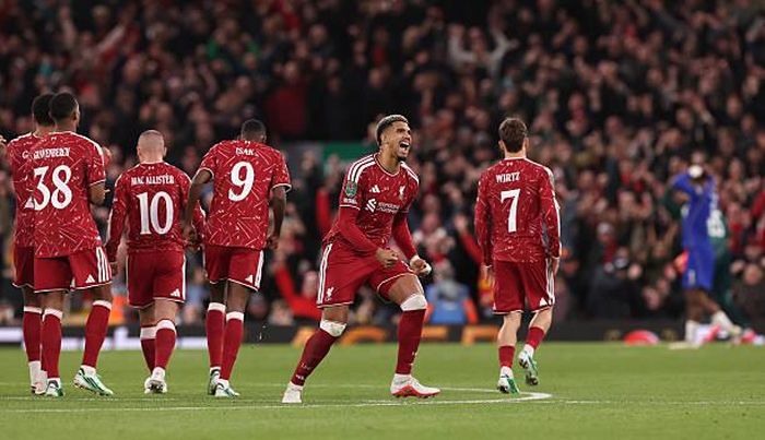 Niềm vui của Liverpool sau khi đán bại Chelsea trong loạt đấu súng. Ảnh của Carl Recine/Getty Images.