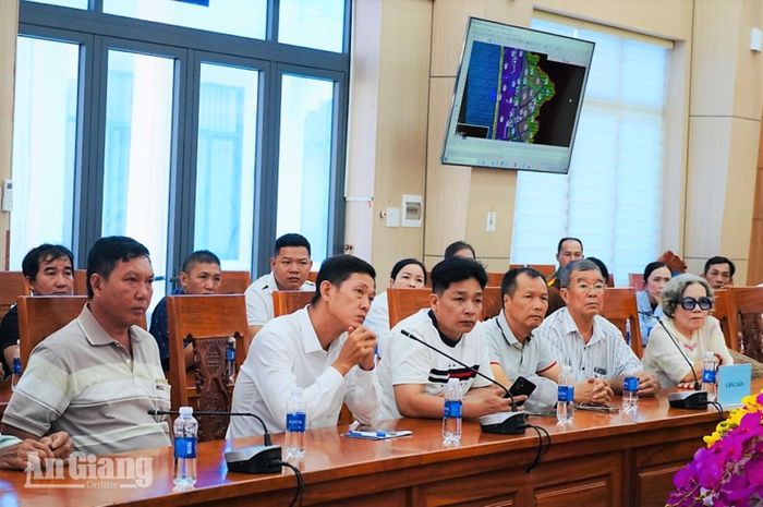 Người dân tại buổi đối thoại.