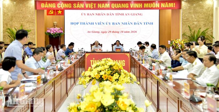 Quang cảnh cuộc họp.