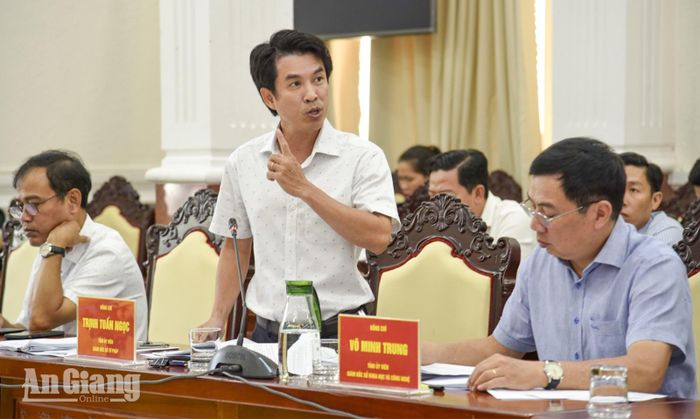 Giám đốc Sở Tư pháp tỉnh An Giang Trịnh Tuấn Ngọc thảo luận tại cuộc họp.