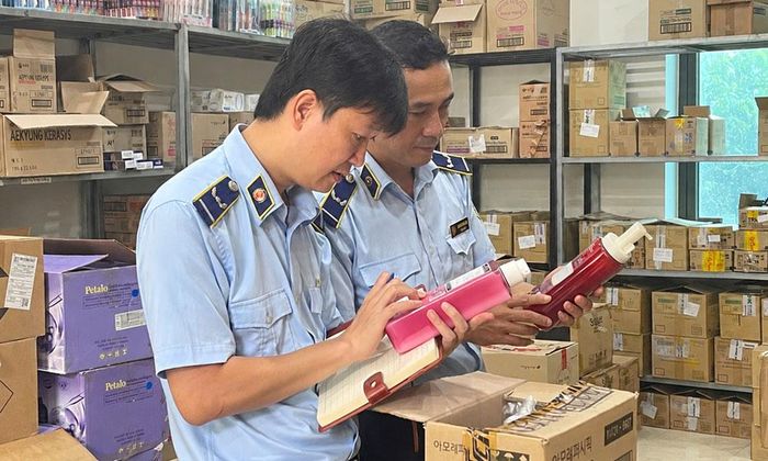 Cán bộ quản lý thị trường kiểm tra tại kho hàng của Công ty trách nhiệm hữu hạn thương mại Hiếu Linh VINA (phường Kinh Bắc).