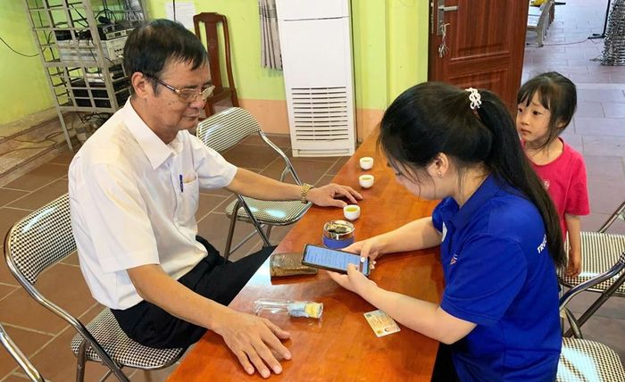  Đoàn viên thanh niên phường đến tận nhà hướng dẫn người dân sử dụng VNeID, dịch vụ công trực tuyến. 