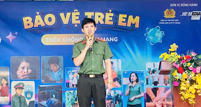  Cán bộ đoàn viên Công an phường tuyên truyền, hướng dẫn cho học sinh nhận biết những thủ đoạn lừa đảo trên không mạng. 