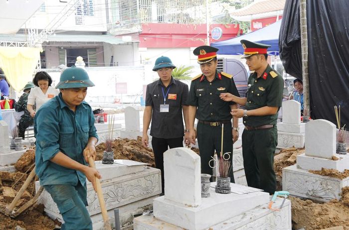  Lãnh đạo Bộ Chỉ huy Quân sự thành phố Bắc Ninh kiểm tra lấy mẫu hài cốt liệt sĩ chưa xác định được thông tin tại Nghĩa trang liệt sĩ Tự Lạn. 