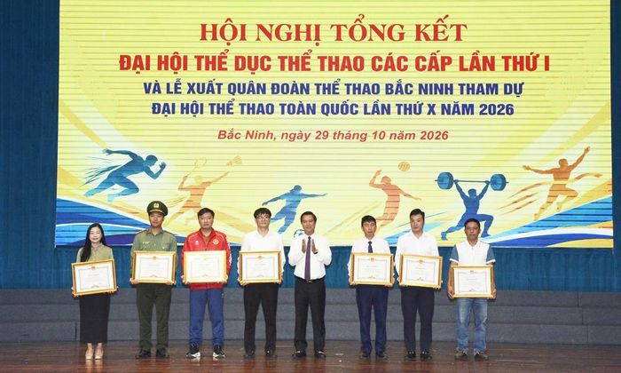  Đồng chí Lê Xuân Lợi trao Bằng khen của Chủ tịch UBND thành phố cho các cá nhân. 
