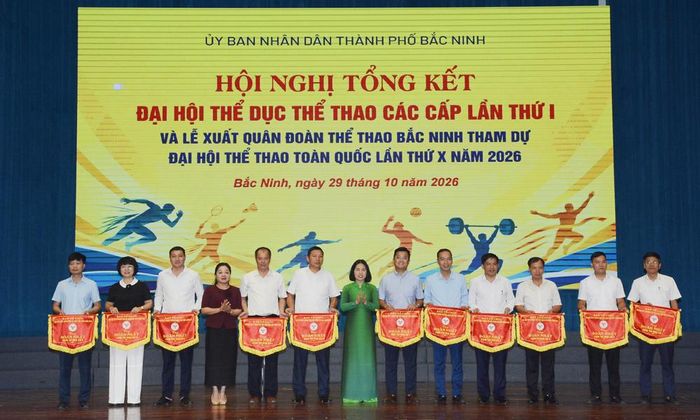  Lãnh đạo Sở Văn hóa, Thể thao và Du lịch và thành viên Ban Tổ chức Đại hội Thể dục thể thao thành phố trao Cờ toàn đoàn cho các Cụm thi đua. 