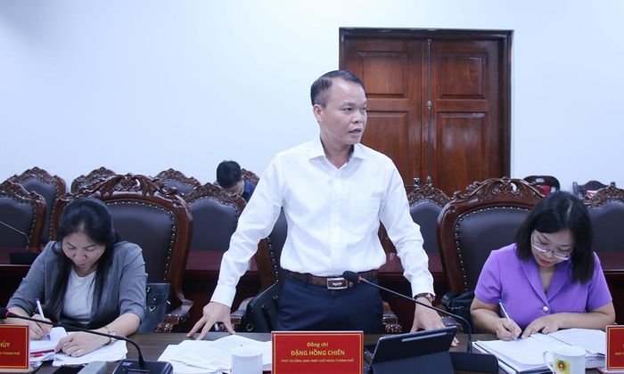  Thành viên Đoàn giám sát nêu ý kiến. 