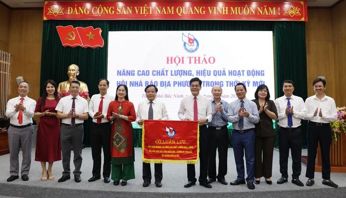  Nghi thức chuyển giao Cờ luân lưu đăng cai hội thảo nghiệp vụ lần thứ XXII năm 2027 của Hội Nhà báo thành phố Bắc Ninh cho Hội Nhà báo tỉnh Phú Thọ.  