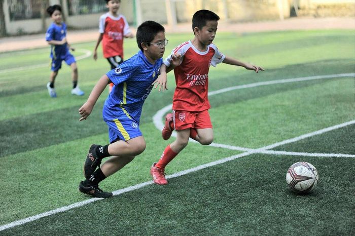 Một buổi tập luyện của Câu lạc bộ Bóng đá Trường Tiểu học Suối Hoa (phường Kinh Bắc).