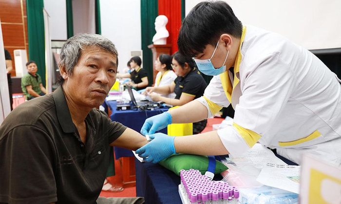  Cán bộ Công ty cổ phần GeneStory lấy mẫu ADN cho thân nhân liệt sĩ. 