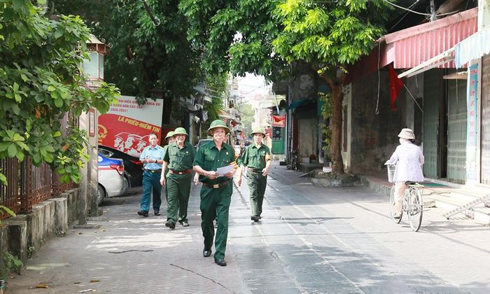  Tổ tự quản an ninh, trật tự cựu chiến binh tổ dân phố Phù Lưu, phường Từ Sơn tuần tra, nhắc nhở người dân không đổ rác thải bừa bãi ảnh hưởng môi trường.  