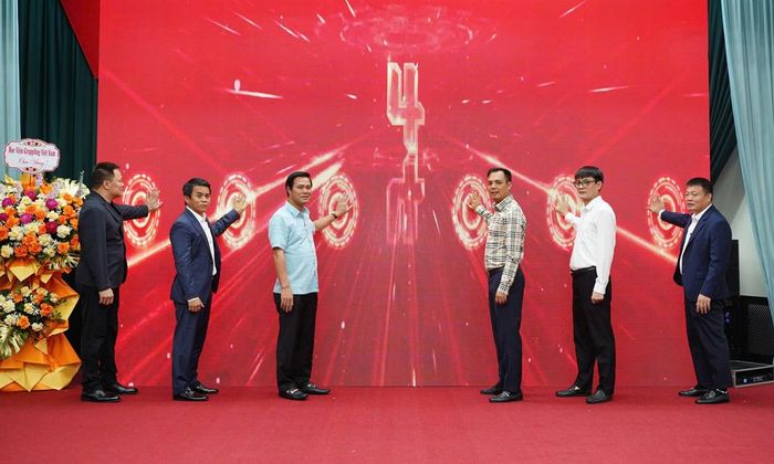  Phó Chủ tịch UBND thành phố Lê Xuân Lợi và các đại biểu thực hiện nghi thức kích hoạt nhận diện thương hiệu MMA Bắc Ninh.  