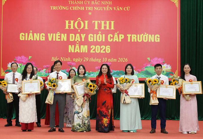 Các cặp giảng viên được công nhận giảng viên dạy xuất sắc.