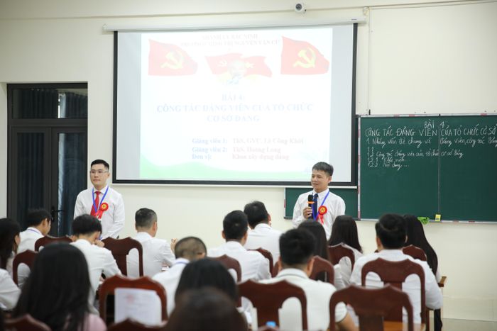 Giảng viên thực giảng theo hình thức đồng giảng.