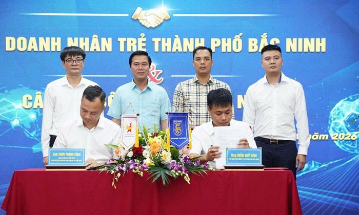 Phó Chủ tịch UBND thành phố Lê Xuân Lợi và các đại biểu chứng kiến lễ ký kết tài trợ giữa Hội Doanh nhân trẻ thành phố và Câu lạc bộ Bóng đá Bắc Ninh.