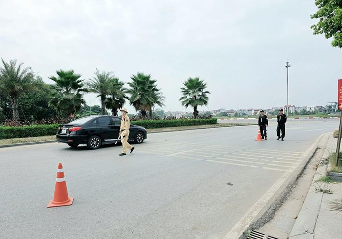  Chốt xử lý vi phạm tốc độ của Đội Cảnh sát giao thông đường bộ số 3, Phòng Cảnh sát giao thông trên đường Hùng Vương, đoạn qua phường Tân Tiến sáng 29/10/2026.  
