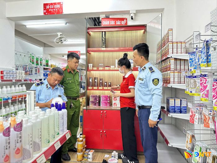Lực lượng chức năng phối hợp triển khai biện pháp nghiệp vụ nhằm kịp thời phát hiện các hành vi vi phạm về giá và hàng giả. Ảnh: TRẦN TRÚC