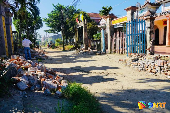 Nhân dân cụm Hòa Mỹ, thôn Đại Nghĩa đồng thuận hiến đất để mở rộng, bê tông hóa giao thông nông thôn. Ảnh: HOÀNG LIÊN