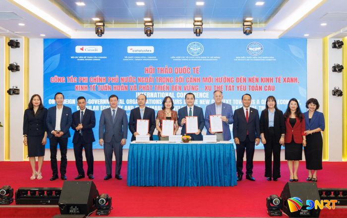 Liên hiệp Các tổ chức hữu nghị thành phố ký kết bản ghi hợp tác với các đối tác: Tổ chức Save the Children International (SCI), Tổ chức VinaCapital Foundation và Tạp chí Thời đại. Ảnh: Liên hiệp